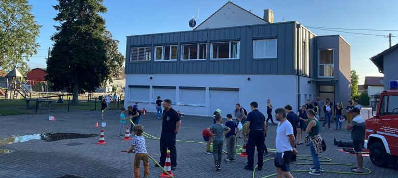 Interessierte Kinder und Eltern auf dem Festplatz in Scheibenhardt
